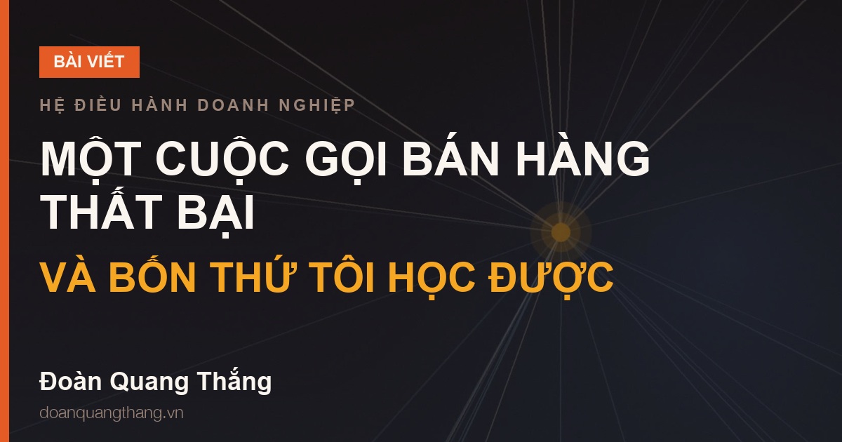 Người bán hàng xem lại ghi chú sau một cuộc gọi bán hàng thất bại
